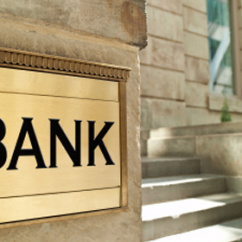 Reglementare bancară în Vest și Est